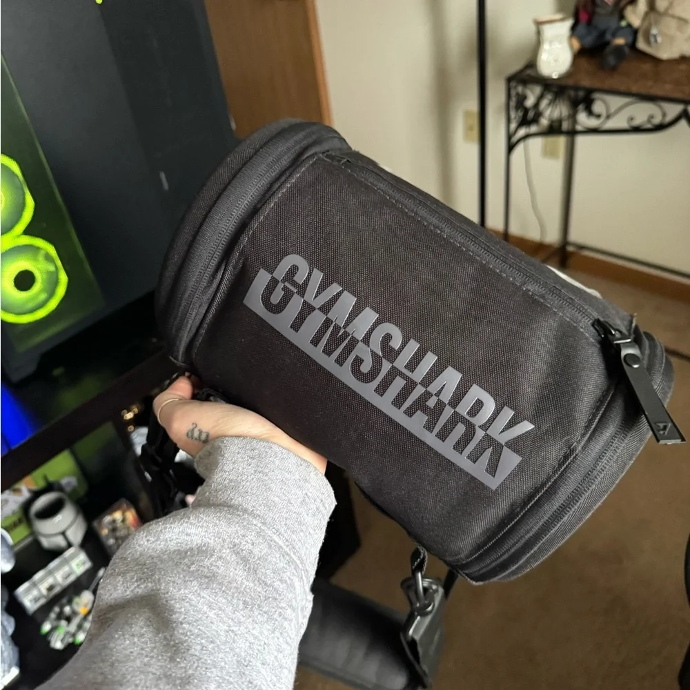 Gymshark Black Crossbody Bag - Picture 4 of 7
